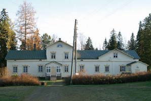 Karlvikin kartano Nykyinen asu 1800-luvun loppu Valintaperuste: R M Kartanosta on säilynyt ainoastaan päärakennus ja aitta. Laaja, omenapuita kasvava puutarha on nykyään puistoalueena.