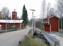 Liisalan pihapiirissä on säilynyt maatilan ajasta kertova kivinavetan raunio, vanha aitta ja kellari.