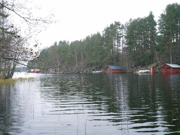 Koulurakennuksia vastapäätä, tien toisella puolen sijaitseva ns. Lähteenkorvan asuinkasarmi on alun perin rakennettu v. 1916.