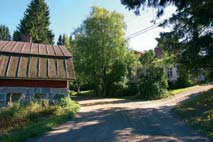 Kylän pohjoispäässä on mökkejä ja muuta vanhaa tienvarsiasutusta. Nikkilänmäen yksityinen tie on Leppävirran ja koko Pohjois-Savon vanhimpia, edelleen käytössä olevia teitä.