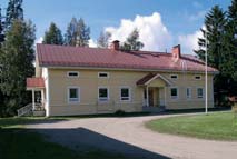 Talousrakennukset ovat vanhimmilta osin 1800-luvun keskivaiheilta pääosan ollessa 1900-luvun alusta. Heikkilään liittyy muistoja mm. Juho Rissasesta.