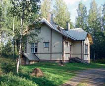johon liittyy omana kokonaisuutena lukuisten vanhoja talousrakennuksia kuten latoja käsittävä kotimuseoalue.