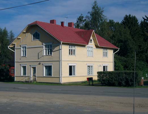 muutamat ikkunat etenkin luoteispäädyn huoneissa. Todellinen harvinaisuus on kellarin ovena säilynyt leveä peiliovi, joka tyyppinsä perusteella voi olla 1700-luvulta.