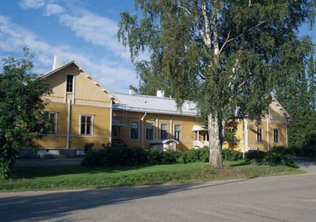 Entinen vaivaistalo, kunnanlääkärin virkatalo ja mielisairaala ympäristöineen Entinen vaivaistalo (Ikälä), kunnanlääkärin talo, mielisairaala ja kunnansairaala muodostavat aluekokonaisuuden.