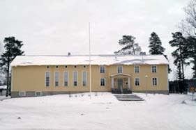 olisi tarvinnut. Rakennukseen tuli 10 potilashuonetta, kanslia ja keittiötilat sekä yläkertaan kaksi asuntoa hoitajille.