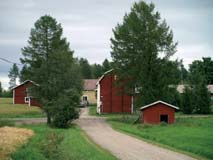 Räisälän tilalla, yhdellä Vaaraslahden vanhimmista asuinpaikoista on asuttu jo 1600-luvun alusta asti. Päärakennus on valmistunut v. 1850. Kulmittain tähän nähden sijaitsee Ala-Räisälä.