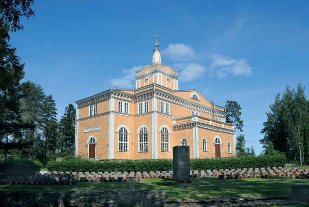 Kirkko, kuva: Jussi Jäppinen Kirkon rakenteessa on erikoista tiilestä muuratut salin kattorakennetta ja tornia kantavat pilarit.
