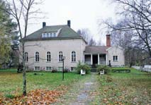 Museoesineistö koostui aluksi Korholan kartanon emännän Aina Josefina Peuran keräämistä esineistä, jotka tämä oli ennen museon rakentamista kerännyt kotimuseoon kartanon tuparakennukseen.