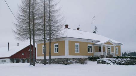 Päärakennusta vastapäätä sijaitsee alatalo, jossa Roshier oli asunut ennen päärakennuksen valmistumista. Tämän jälkeen alatalo jäi väentuvaksi palvelusväelle.