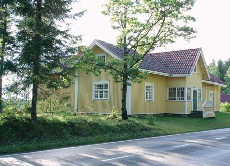11 RAUTAVAARA Kuusela, Aittarinne ja Käpykuivaamo Kuuselan päärakennuksen vanhin osa 1880-luvulta, Aittarinne 1910-luvun jälkeen Valintaperuste: R, H, M Maantien toisella puolen aittarinteessä