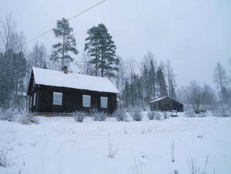 Saarela Asuinrakennus 1910-luvun loppu, piharakennus 1950-luku Saarela on hirsirunkoinen, alun perin metsäyhtiö Saastamoisen piiripäällikölle rakennuttama hirsirunkoinen asuintalo.