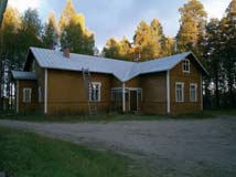 Entinen Ala-Luostan koulu (nykyinen NS ja MMS talo) Kansakoulujen mallipiirustus, rakennettu v. 1904 ja vaakapaneloinnin muodostama ulkovuoraus.