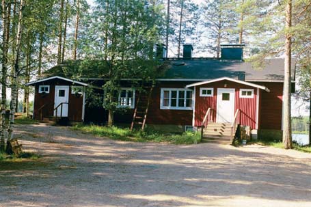 Nykyinen asuinrakennus on paikalla neljäs. Paritupatyyppisessä rakennuksessa on tupa ja kaksi kamaria.