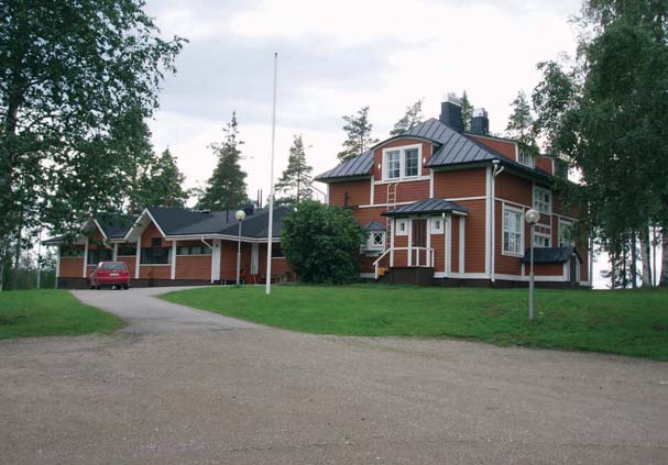 tiin v. 1889. Vuonna 1910 rakennettiin toinen luokkahuone ja opettajan asunto. Vuonna 1915 laajennettiin koulua vielä kolmannella luokalla ja toisen opettajan asunnolla.