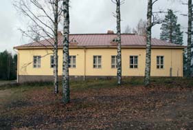 Lammen rannalla säilynyt, koulurakennuksen kanssa samoihin aikoihin opettajan käyttöön rakennettu tiilirunkoinen sauna, on maakunnassa yksi harvoista säilyneistä tiilirunkoisista koulujen