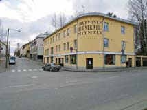 vuonna 1887 rakennettua Tannisen liike- ja asuintaloa. Katu on yksi harvoja O.I. Meurmanin Suonenjoelle v. 1922 laatiman asemakaavan toteutuneista kokonaisuuksista. Katu rakentui pääpiirteissään v.
