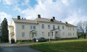 Lautavuoraus ja tiilikate ovat ilmeisesti 1900-luvun alkupuolelta. Talossa on kaksi kuistia pihalle ja lasikuisti. Rakennukseen on tehty viimeisin peruskorjaus v. 2007.