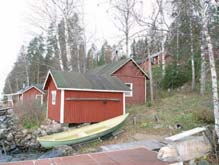 Tarvikkeita saatiin sahoilta työtä vastaan. Suurin osa taloista on rankorakenteisia ja satulakattoisia, perustuksena on betonilla vahvistettu luonnonkivisokkeli. myös suunnitteli v.