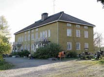Neliöpihan ulkopuolella sijaitsee suuri, aumakattoinen kahdesta eri puintitilasta muodostettu riihirakennus. Voimanlähteeksi riiheen hankittiin jo v. 1908 höyrykone, johon idea oli saatu Kuopiossa v.