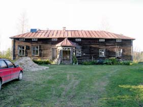 Pihapiiriä ja tilalle peltojen läpi johtavaa tietä kehystävät maisemaa komistavat suuret puut. Kunnalliskoti Rakennusmestari Eino Sorri, päärakennus valmistui v. 1932, mielisairaalarakennus v.