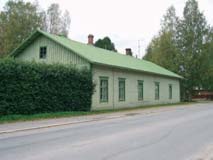 Rakennusmestarina toimi kirkonrakentaja Mikko Karjalahti Haapajärveltä, joka oli Pohjois-Savossa ennen Tuusniemen kirkkoa rakentanut Vesannon kirkon v. 1856-1857.