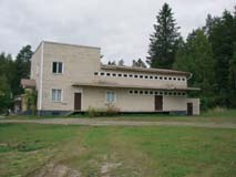 Arkkitehtuuriltaan rakennus on yhdistelmä edeltäneiden vuosikymmenten valkoista funktionalismia (kaareva päätykatos ja parveke, lippakatokset) ja klassismia (sisäänkäynnin pilasteriaihe ja