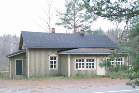 Kirkonkylän maisemaa hallitseva Manttaalisäätiön talo on rakennettu suojeluskunnan ja Lotta Svärd -yhdistyksen yhteiseksi taloksi v. 1925.