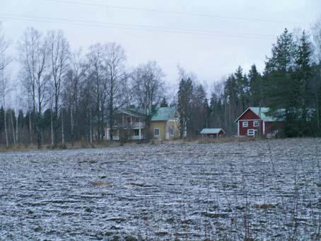 Erillisinä kohteina seuraavat tilat: Launo Päärakennus 1800-luvun loppu, talousrakennuksia karjarakennus v. 1953 Maatila on erotettu omaksi tilakseen isojaossa. Päärakennus on 1800-luvulta.