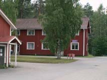 Kirkon ympärille perustettiin hautausmaa kirkon rakentamisen yhteydessä.
