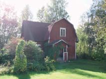 Tilan päärakennus on seudulla nykyään harvinainen aumakattoinen talonpoikaistalo ja 1700- luvulla rakennetulta osaltaan vanhin tiedossa oleva Varpaisjärven rakennus.