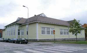 Entinen kansakoulu, nykyinen keskustan ala-aste Arkkitehti Eino Pitkänen, valm. v. 1940, laajennettiin ja peruskorjattiin 1967-1968, korjauksia mm. ikkunoiden uusiminen v. 2005.