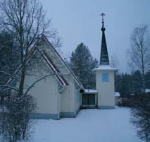 Päärakennuksen julkisivuissa on samoja piirteitä kuin Sisä-Savon ja Leppävirran seudun muissa varakkaamman väestön rakennuksissa.