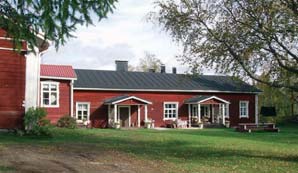 Kiuruveden Paaran aitta). Korkeelan ns. avosolaisen aitan pohjakerroksessa on aiemmin ollut keskeltä läpiajettava sola, jonka kautta tie pihaan kulki.