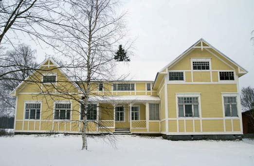Asuinrakennuksen multiaiselle rakennettu tupaosa saattaa olla vanhempi kuin muut rossipohjaiset osat. Talo vuorattiin 1920-luvun puolivälissä. Samoihin aikoihin rakennettiin talon päätyyn lasiveranta.