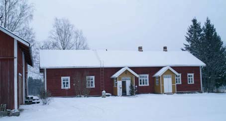 Se sijaitsee Keitelejärven ja Horonjärven välisellä kannaksella kylätien varrella.