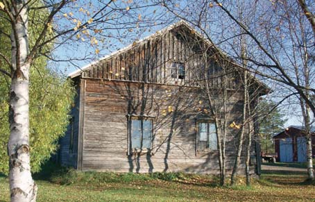 Vanhoista rakennuksista ovat jäljellä komea hirsinen kaksiosainen, harvinainen kujalla yhdistetty tallirakennus, 1700-1800-luvulla rakennettu yksittäisaitta aivan tien vieressä ja vuonna 1921