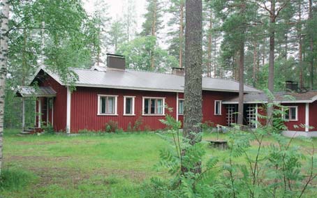 Honkapirtti, kuva: Arkkitehtitoimisto Hannu Puurunen Oy Karsikko on Honkapirtin läheisyyteen rakennettu metsätyönjohtajan pihapiiri, johon kuuluu 1930-1940-lukujen tienoilla rakennetut asuinrakennus