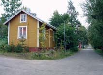 Kioskin alkuperäinen väri oli uusrenessanssirakennuksissa suosittu vaaleanruskea tummin listoin. Puukoristelut muistuttavat tullikamari-pakkahuoneen koristeluja.