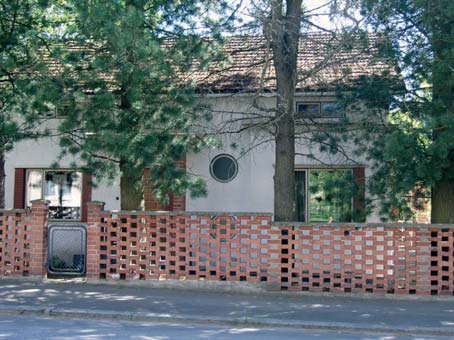 Pankki rakennutti oman talon v. 1924 Savonkadun ja Riistakadun kulmaukseen arkkitehti Kerttu Rytkösen suunnitelmin.
