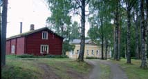 Huttula Päärakennus v. 1898, aitta v. 1865, riihi ym. Pehkolan naapuritalo Huttulan pihapiirin päärakennus on v. 1898 ja vanhin aitta v. 1865. Vaikkakin lähiympäristö on metsittynyt, pihapiiri muodostaa Pehkolan kanssa maisema-alueen arvokkaimman osan.