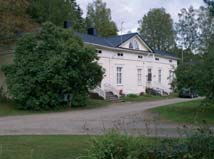 kunnanvirastona ja soittokunnan talona. Rakennus peruskorjattiin 2000-luvun alussa. Ruukinkartano, ruukinisännöitsijän pytinki puistoalueineen v.