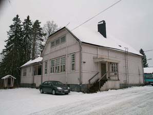 Alun perin yksikerroksista, vanhimmilta osin luultavasti 1870 luvulla peräisin olevaa rakennusta on jatkettu suurella tuvalla ja korotettu v. 1927.
