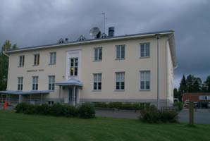Ulkoverhouksena oleva vankka puoliponttilaudoitus lienee tehty 1830-luvun vaihteessa. Nykyinen vaalea väritys on 1980-luvulta, aiemmin julkisivut ovat olleet sävyiltään voimakkaammat. Isopappila V.