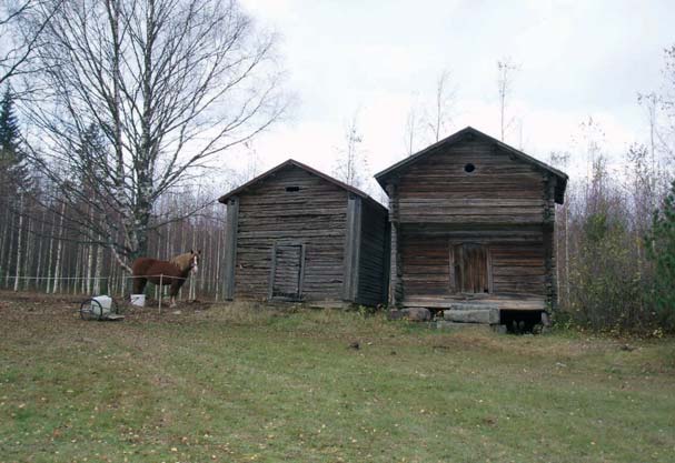 Laukkalan aitat, kuva: Arkkitehtitoimisto Hannu Puurunen Oy Paara asuinrakennuksen keittiö- ja kamariosa v. 1901, aitta n. v. 1808, muutoksia rak.mest. Pekka Lind.
