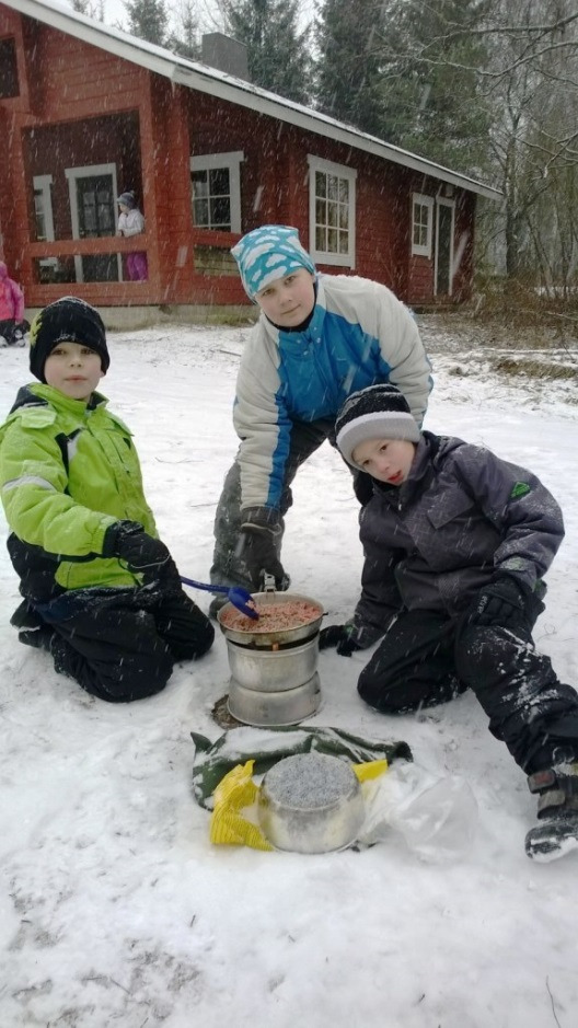 Laumalaisista 14 vietti aktiivisen viikonlopun 11. - 12.1.2014 yöretkellä partiomajalla.
