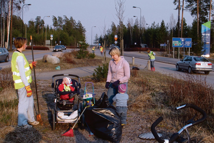 10 YMPÄRISTÖ Kylänraitti 2/2006 Raitti kukkii jo! Joka tiistai talkoolaiset kokoontuvat kylän raitille hoitamaan Tuulikkia, Orvokkia, Lemmikkiä, Talvikkia ja Eerikkiä.