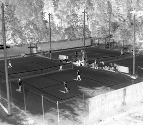 Kylänraitti 2/2006 URHEILU 21 Veikkolan Tennis uuteen kesään ja aikakauteen Tennis on Veikkolassa jo pitkään harrastettu urheilulaji, joka on taas herännyt talviunestaan.
