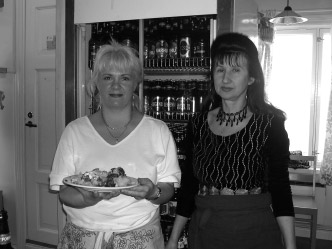 Borssi porisee Rajaportin kahvilassa mmaria Heikkilä ja Irina Ugodnikova ovat kutkutelleet asiakkaiden makuhermoja viime aikoina Pispalan saunayhdistyksen kahvilassa. Rajaportilla.