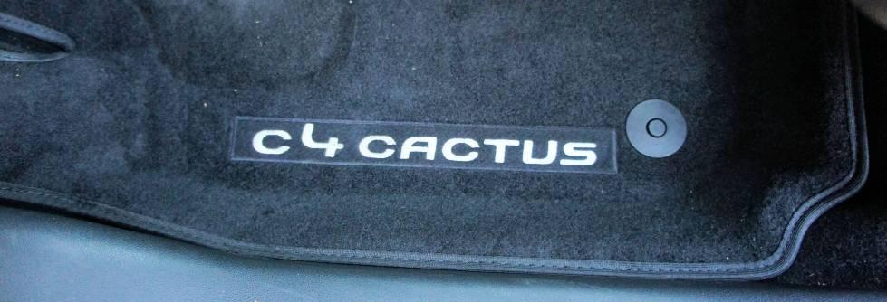 Cactuksen lattiamatto kertoo mihin ollaan astumassa. Jo autoon astuessani huomasin, että etulattiamatot ovat ok, eli niistä näkee mihin autoon on istahtamassa.