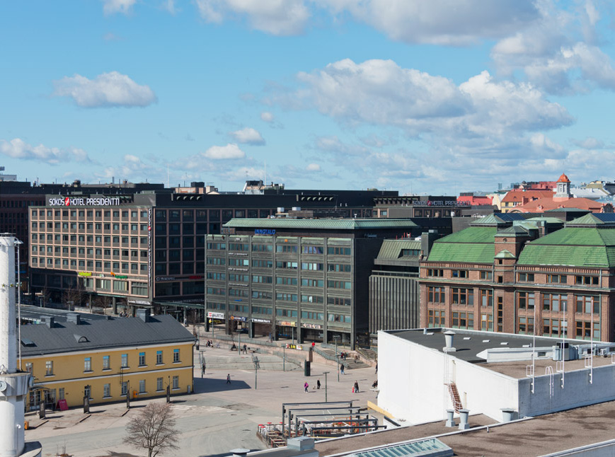 on laadukasta. 1970-luvulla keskustelu uudisrakennusten sopeuttamisesta ympäristöönsä kiihtyi, ja julkisivuissa alettiin esimerkiksi suosia jälleen punatiiltä. 1980-luvulla katukuvaan palasivat mm.